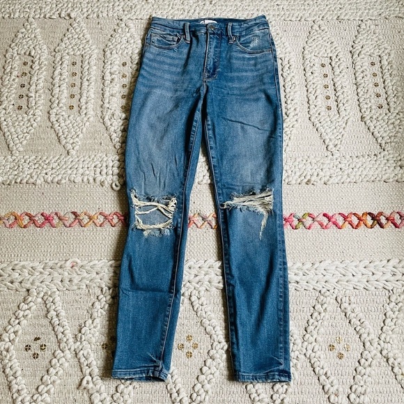 Good American Good Legs Crop Distressed Jean - Picture 4 of 10